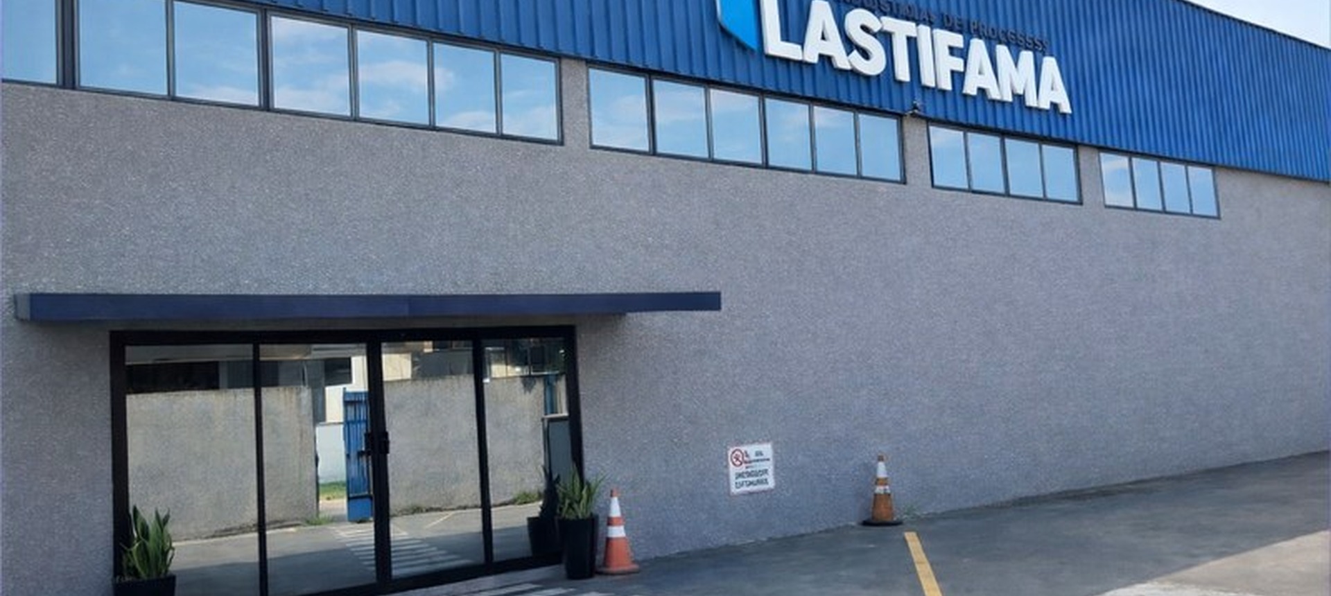 Fachada da fábrica Plastifama com letreiro